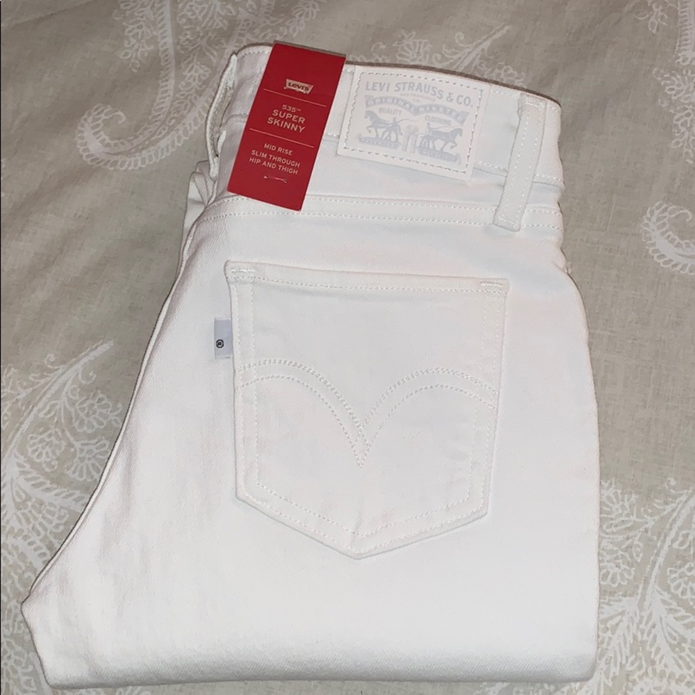White Levi’s Super Skinny 535